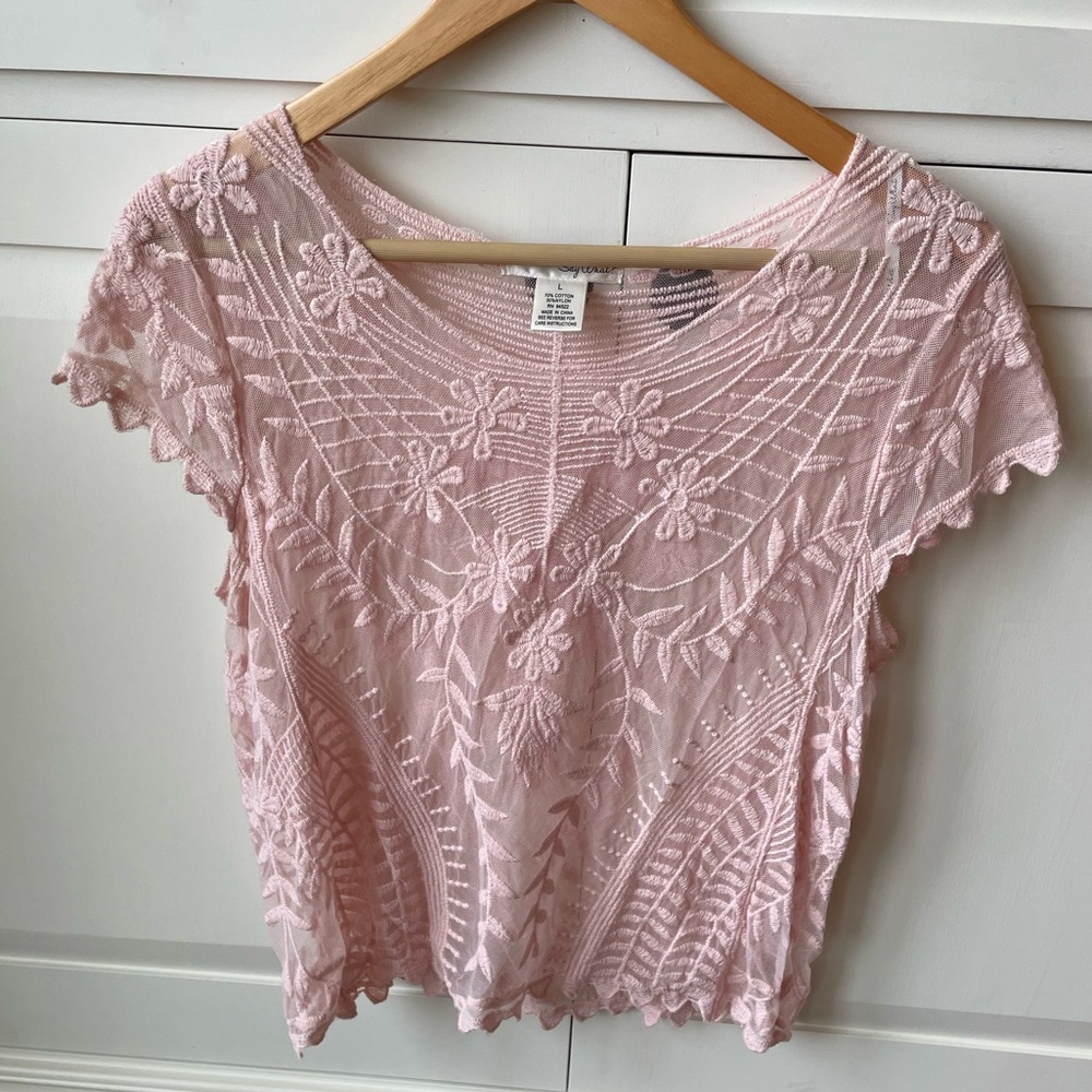 Woman’s lace top